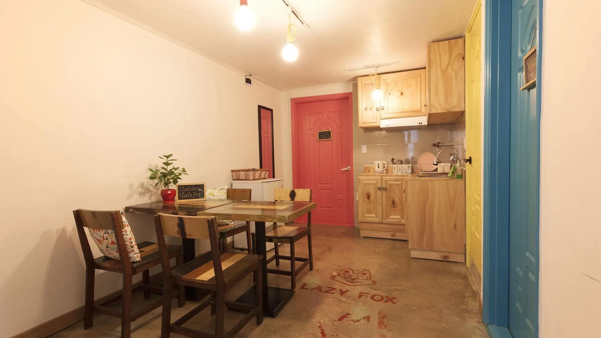 Hongdae Lazy Fox Hostel In Seoul 0*,